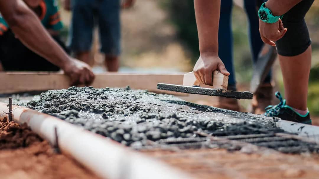 Ile waży kubik betonu? Poznaj kluczowe informacje i różnice w wagach