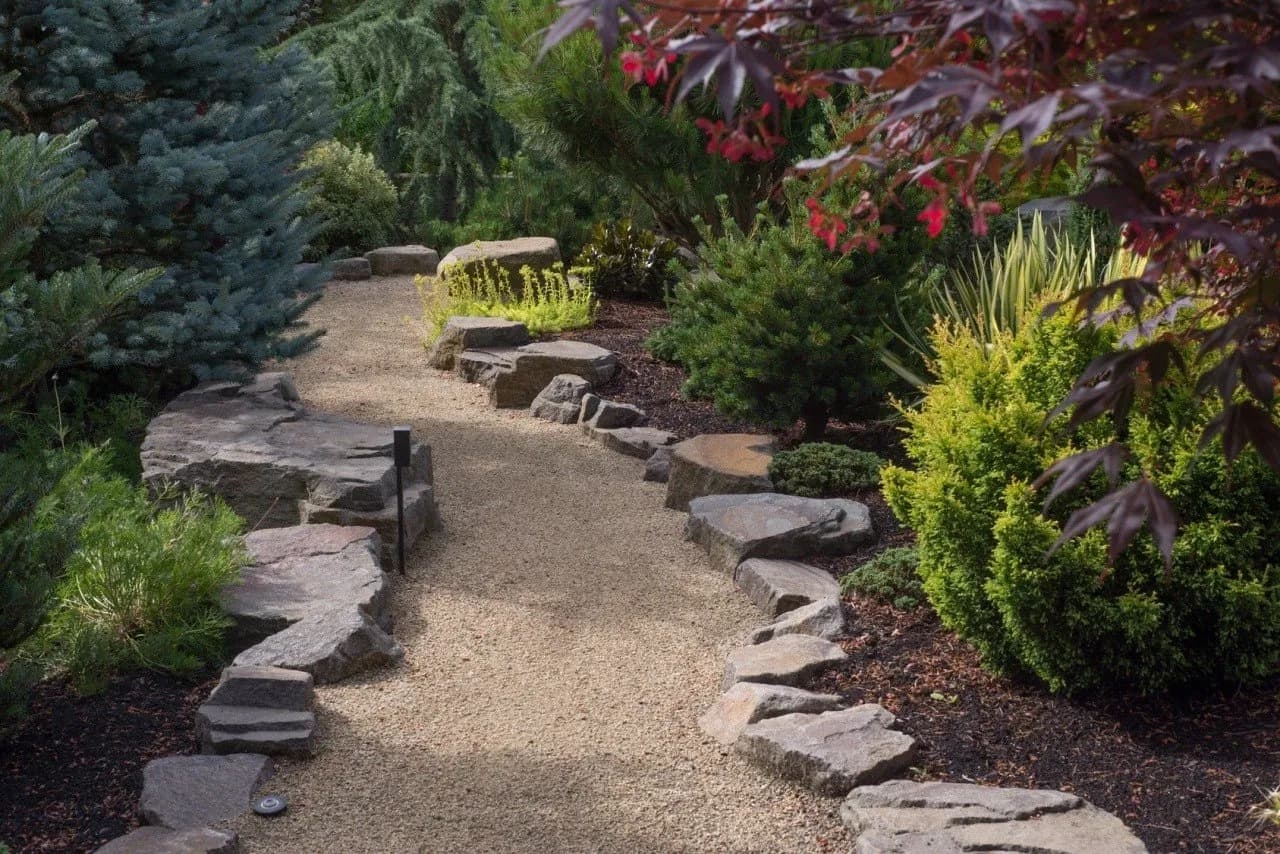 Jak zrobić ścieżkę w ogrodzie ze żwiru - uniknij najczęstszych błędów