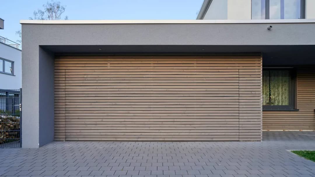 Ile kosztuje brama garażowa z montażem? Sprawdź ceny i opcje