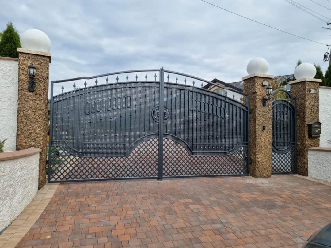 Jak zamontować bramę dwuskrzydłową - uniknij najczęstszych błędów