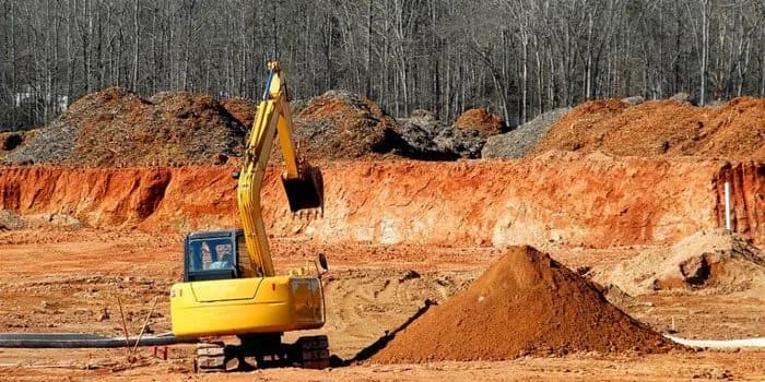 Piasek czy żwir pod kostkę – co wybrać, by uniknąć problemów?