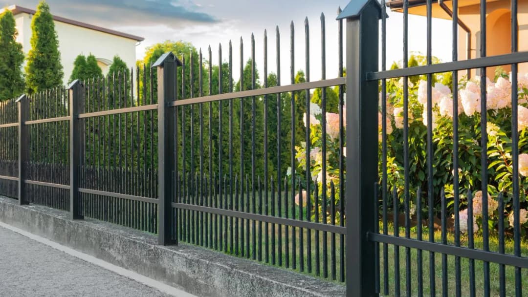 Czym ogrodzić ogród? Poznaj najlepsze opcje ogrodzeń i ich wady