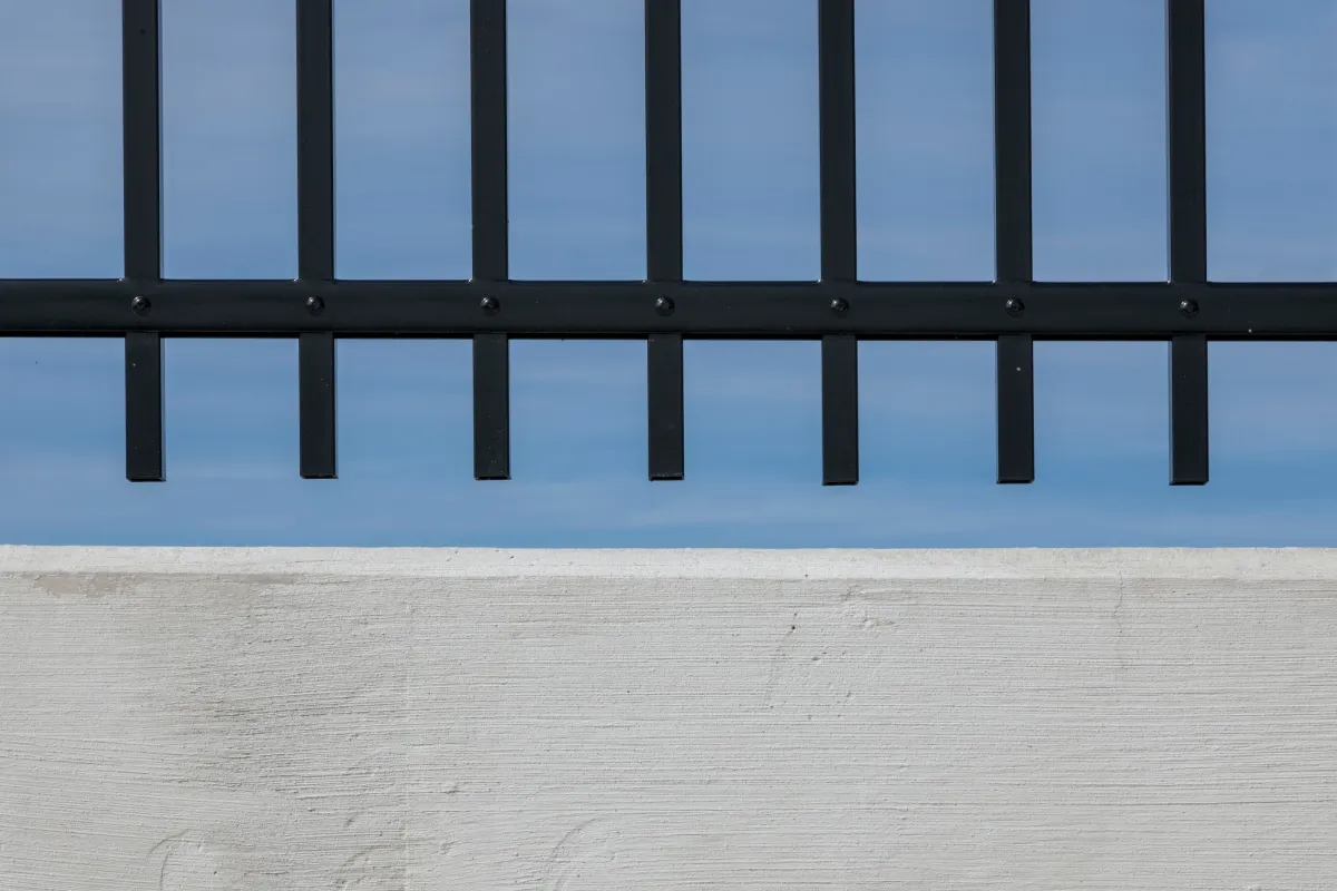 Co zamiast podmurówki pod ogrodzenie? Odkryj lepsze rozwiązania