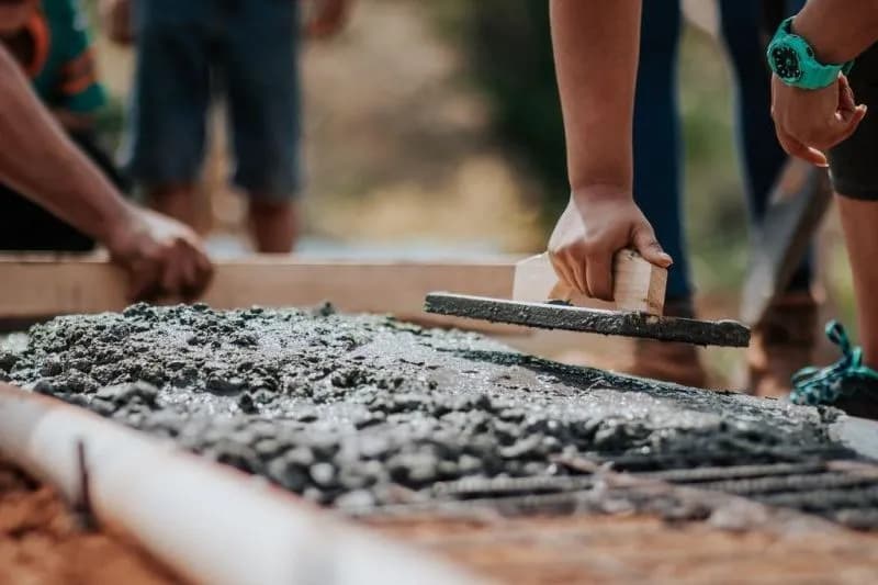 Ile schnie beton pod słupki? Kluczowe informacje o czasie schnięcia