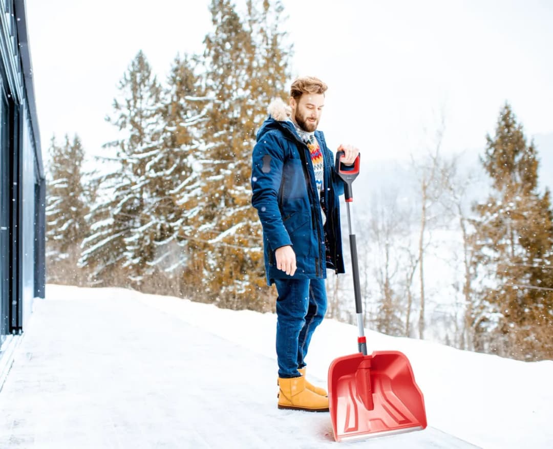 Jak odśnieżyć podjazd skutecznie i bezpiecznie w zimowe dni